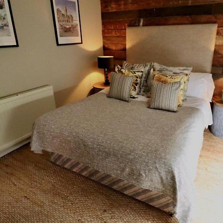 The Cholmondeley Arms Hotel Wrenbury Esterno foto